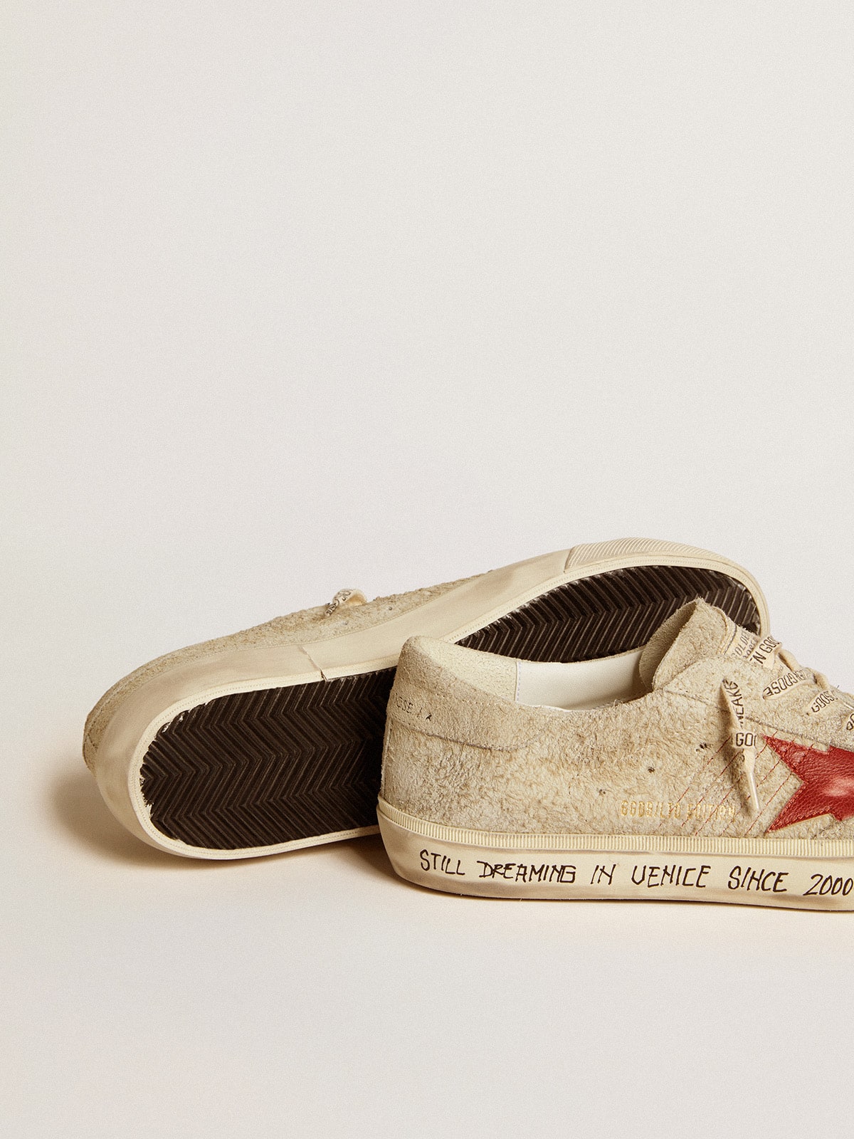 Golden Goose - Super-Star LTD de ante gris con estrella de piel roja in 
