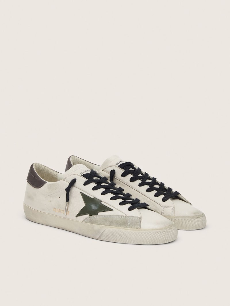 Golden Goose - Super-Star en cuir nappa avec &eacute;toile en cuir vert et contrefort en cuir gris in 