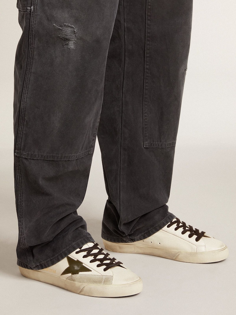 Golden Goose - Super-Star en cuir nappa avec &eacute;toile en cuir vert et contrefort en cuir gris in 