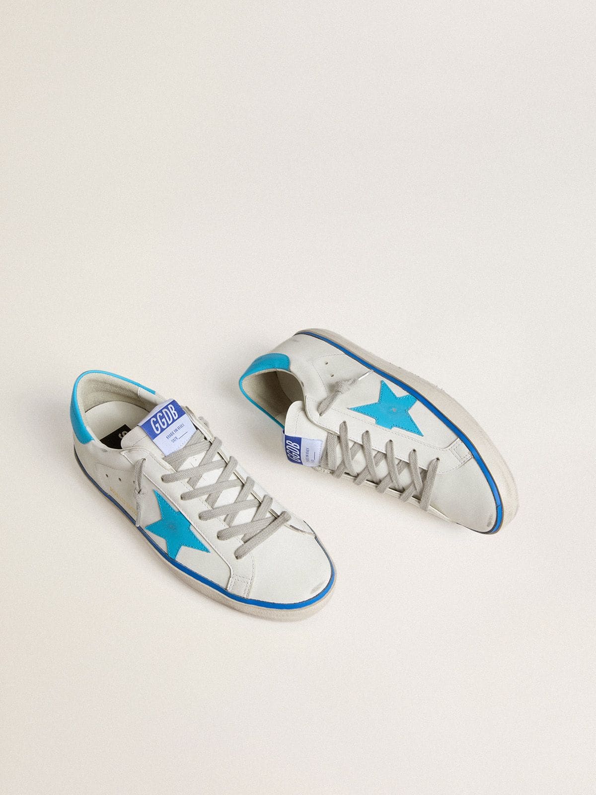 Super-Star Masculino LTD de couro branco com estrela e talão de couro azul-claro