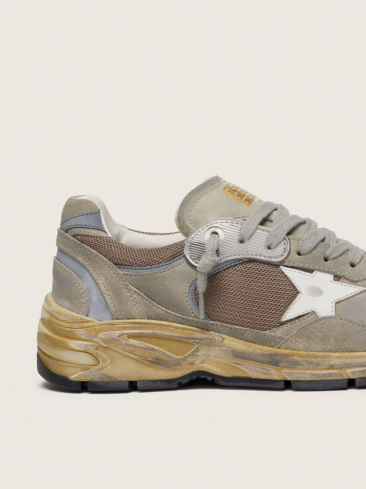 Golden Goose - Dad-Star メンズ スエード（ダブグレー）＆メッシュ（シルバー） レザースター（ホワイト）＆スエードヒールタブ in 