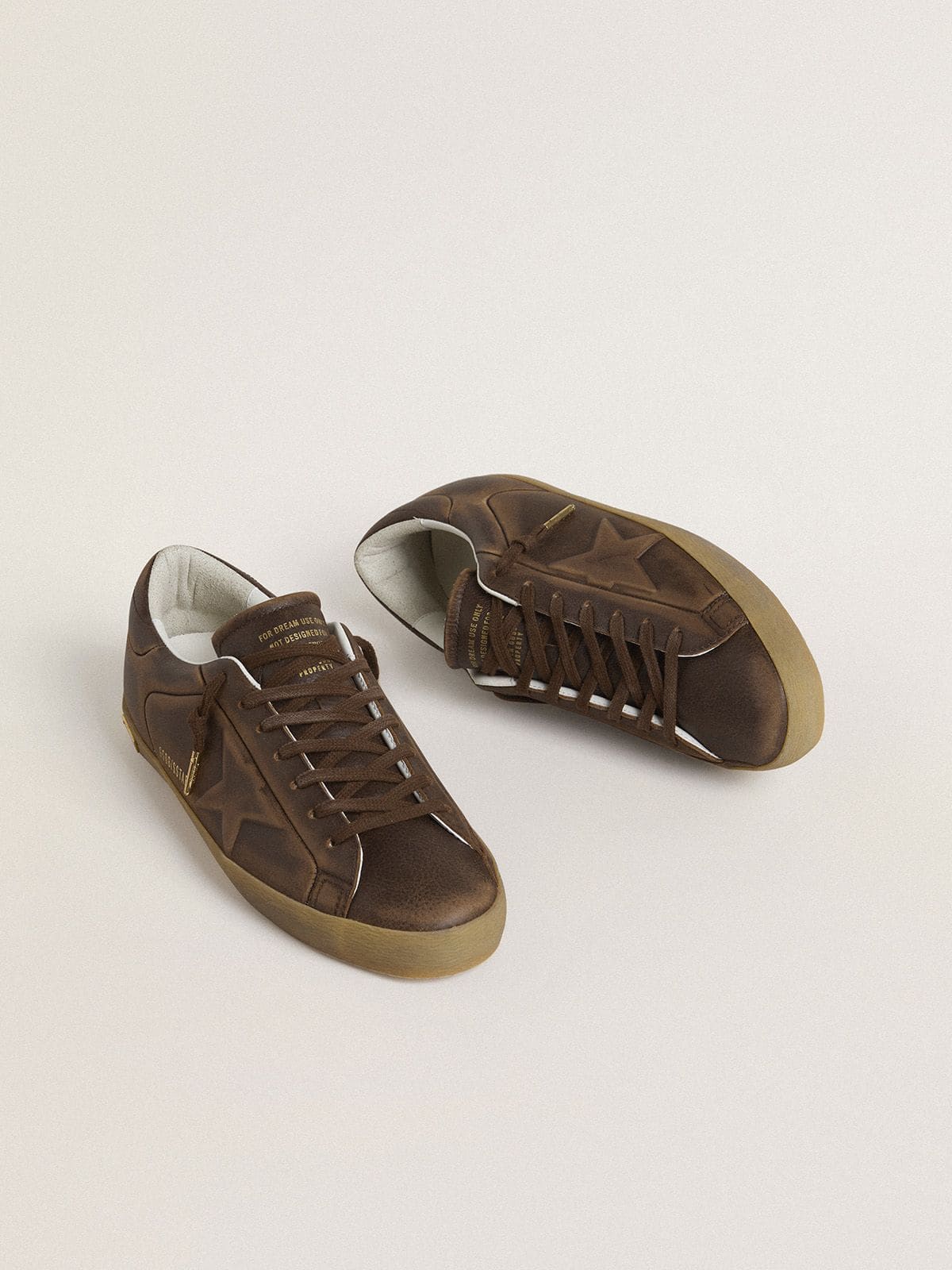 Golden Goose - Super-Star de hombre con estrella y refuerzo del talón de piel marrón de efecto desgastado in 