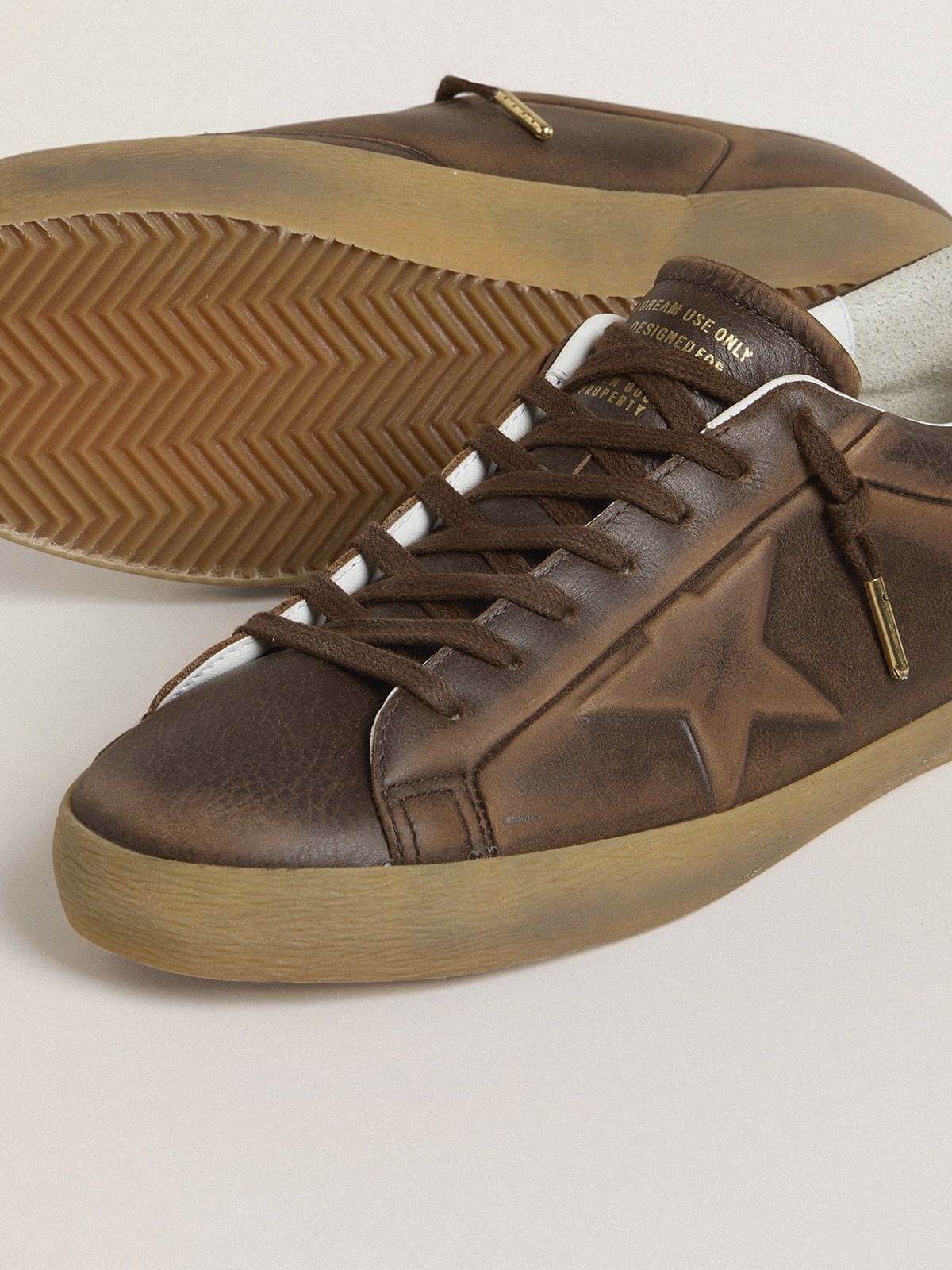 Golden Goose - Super-Star de hombre con estrella y refuerzo del talón de piel marrón de efecto desgastado in 