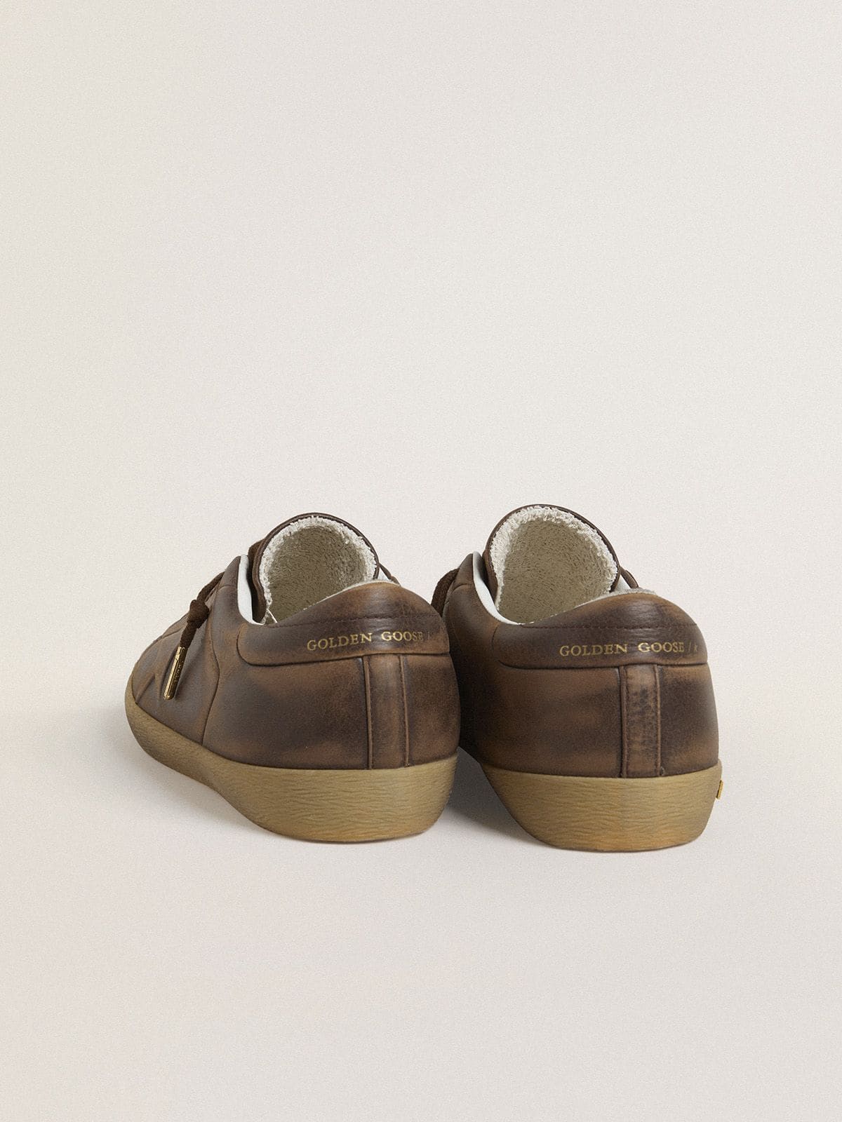 Golden Goose - Super-Star de hombre con estrella y refuerzo del talón de piel marrón de efecto desgastado in 