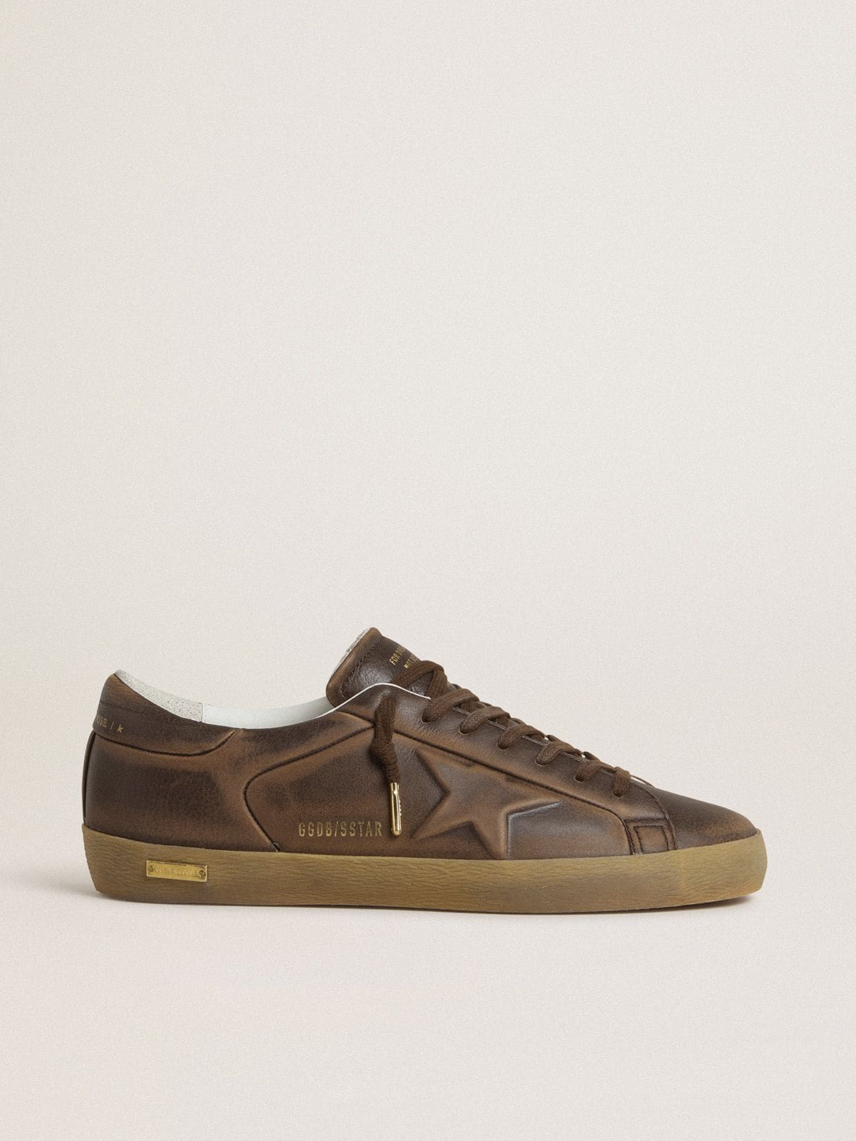 Golden Goose - Super-Star de hombre con estrella y refuerzo del talón de piel marrón de efecto desgastado in 