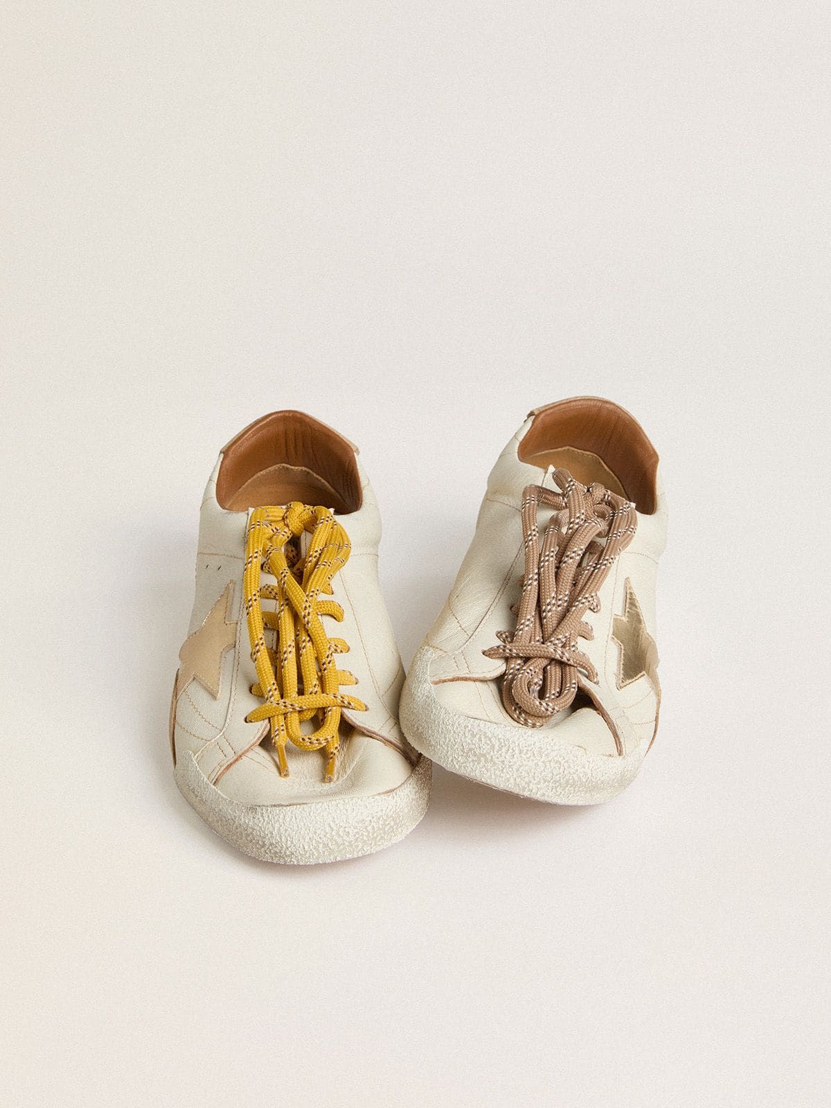 Golden Goose - True-Star Uomo in nappa bianca con stella in pelle laminata oro e talloncino in suede beige in 