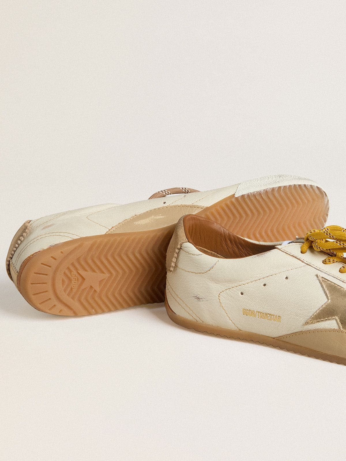 Golden Goose - True-Star Uomo in nappa bianca con stella in pelle laminata oro e talloncino in suede beige in 