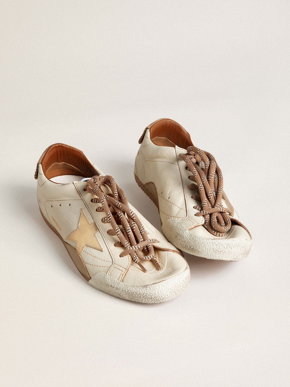 Golden Goose - True-Star Uomo in nappa bianca con stella in pelle laminata oro e talloncino in suede beige in 