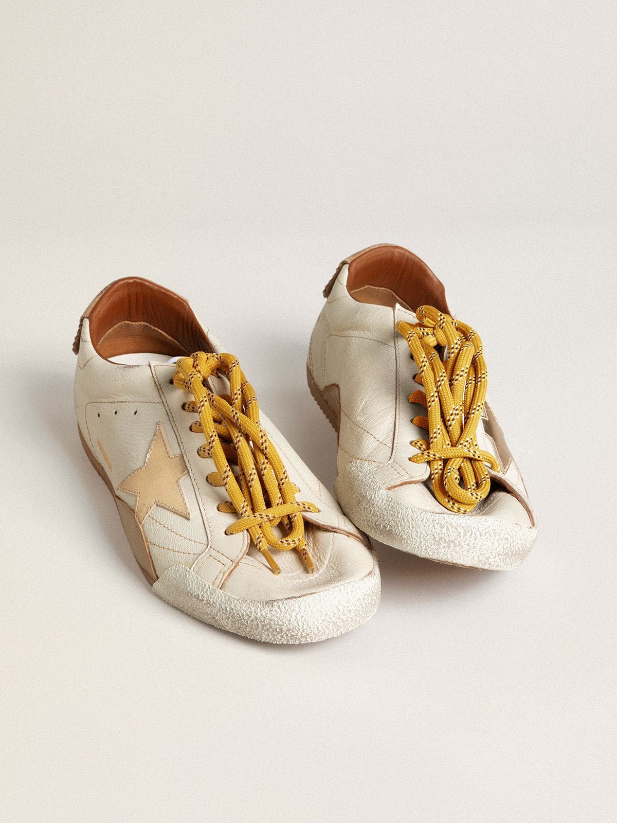 Golden Goose - True-Star Uomo in nappa bianca con stella in pelle laminata oro e talloncino in suede beige in 