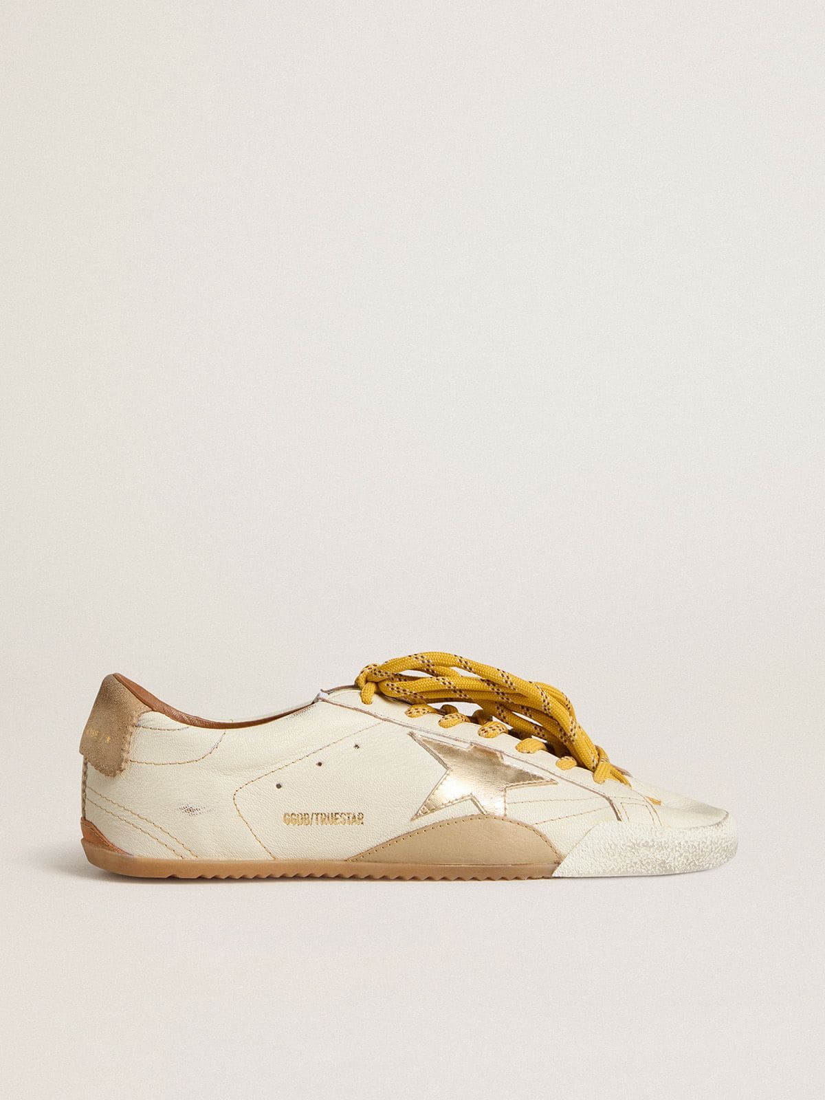 Golden Goose - True-Star Uomo in nappa bianca con stella in pelle laminata oro e talloncino in suede beige in 