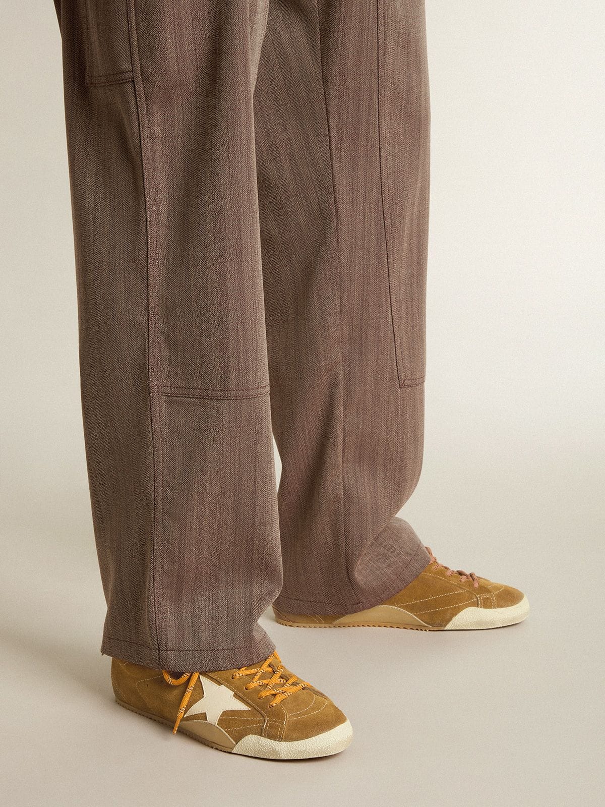 Golden Goose - True-Star Uomo in suede color tabacco con stella bianca e talloncino platino in 