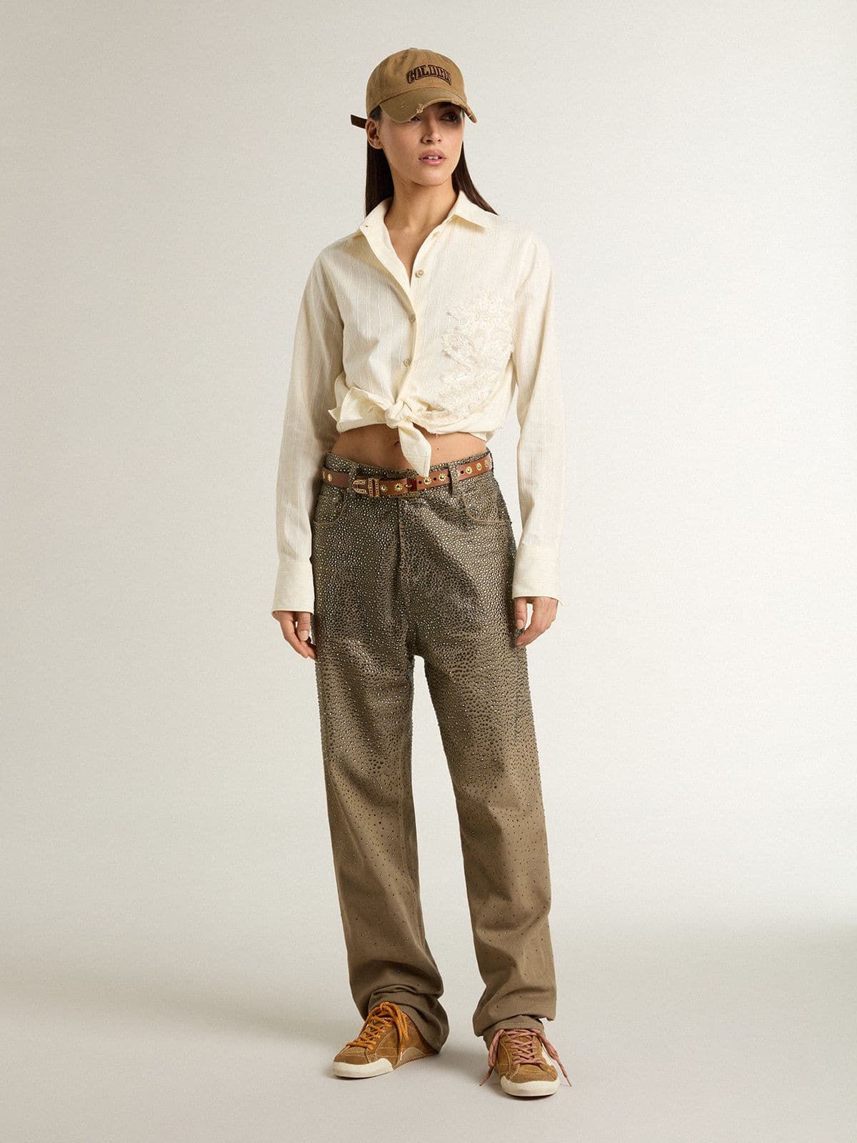 Golden Goose - True-Star Uomo in suede color tabacco con stella bianca e talloncino platino in 