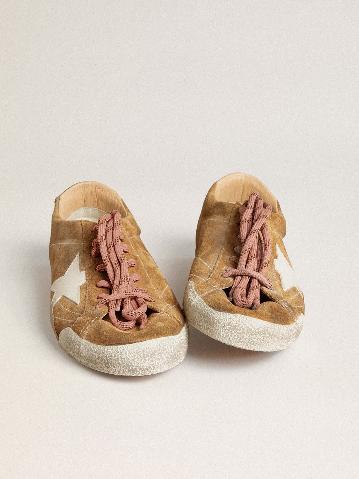 Golden Goose - True-Star Uomo in suede color tabacco con stella bianca e talloncino platino in 