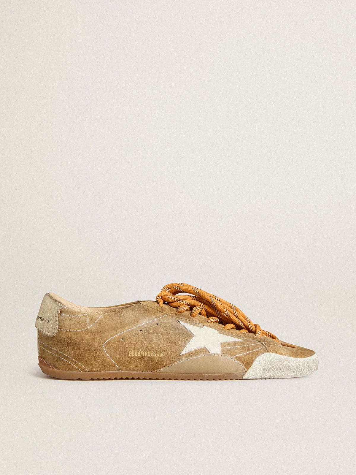 Golden Goose - True-Star Uomo in suede color tabacco con stella bianca e talloncino platino in 