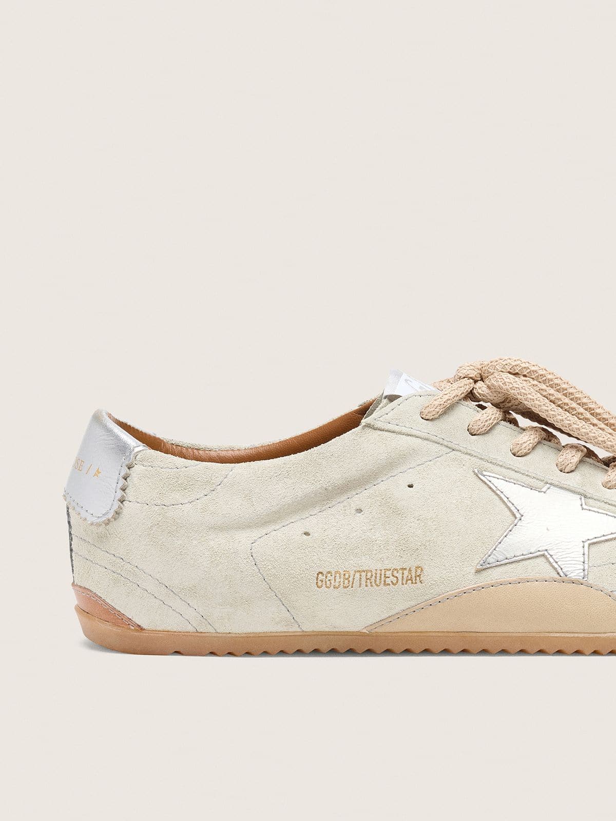 Golden Goose - True-Star Herren aus hellgrauem Suede mit Stern und Ferse in Silberton in 