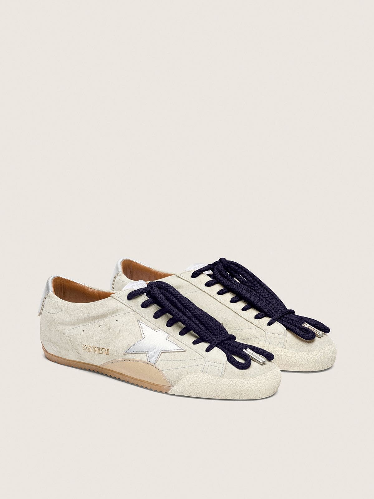 Golden Goose - True-Star Herren aus hellgrauem Suede mit Stern und Ferse in Silberton in 