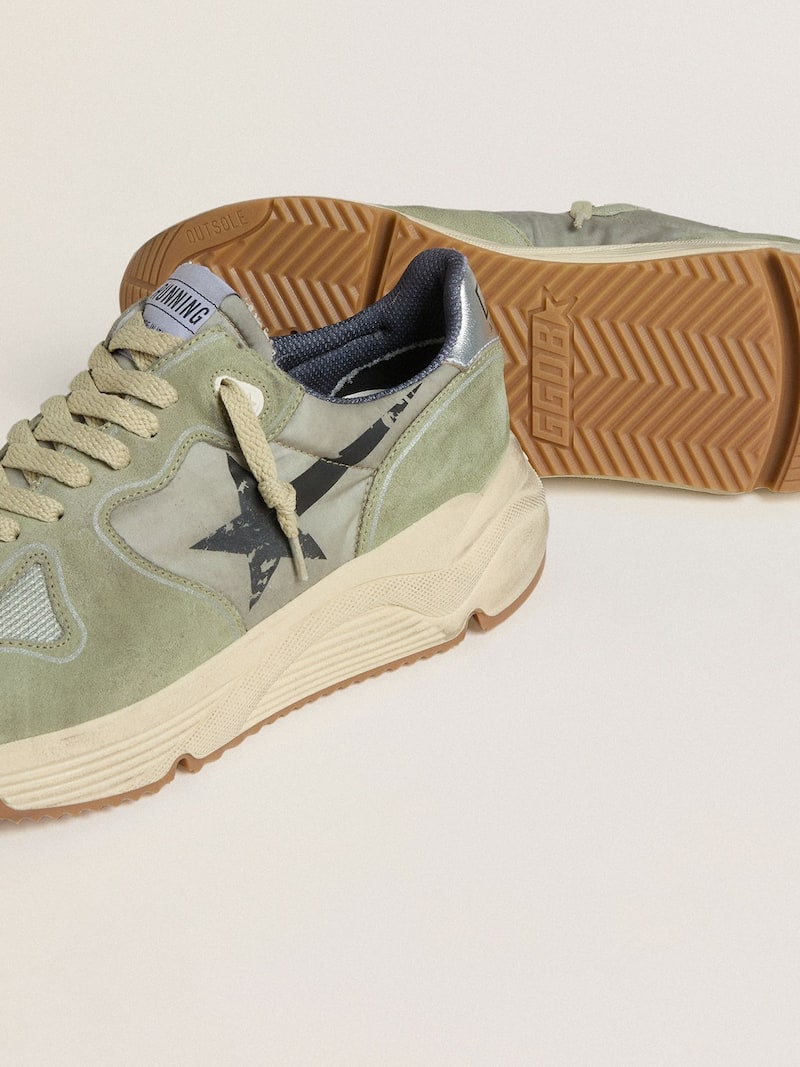 Golden Goose - Running Sole pour homme en nylon et cuir velours vert sauge avec &eacute;toile noire imprim&eacute;e in 