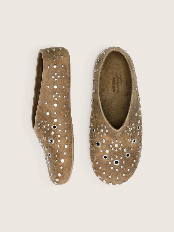 Men&rsquo;s Tierra in khaki suede with silver studs