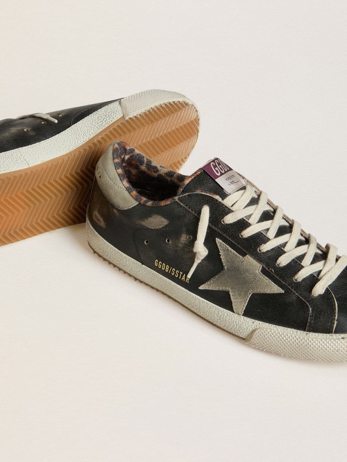 Golden Goose - Super-Star Masculino de couro preto com estrela e tal&atilde;o de suede cinza in 