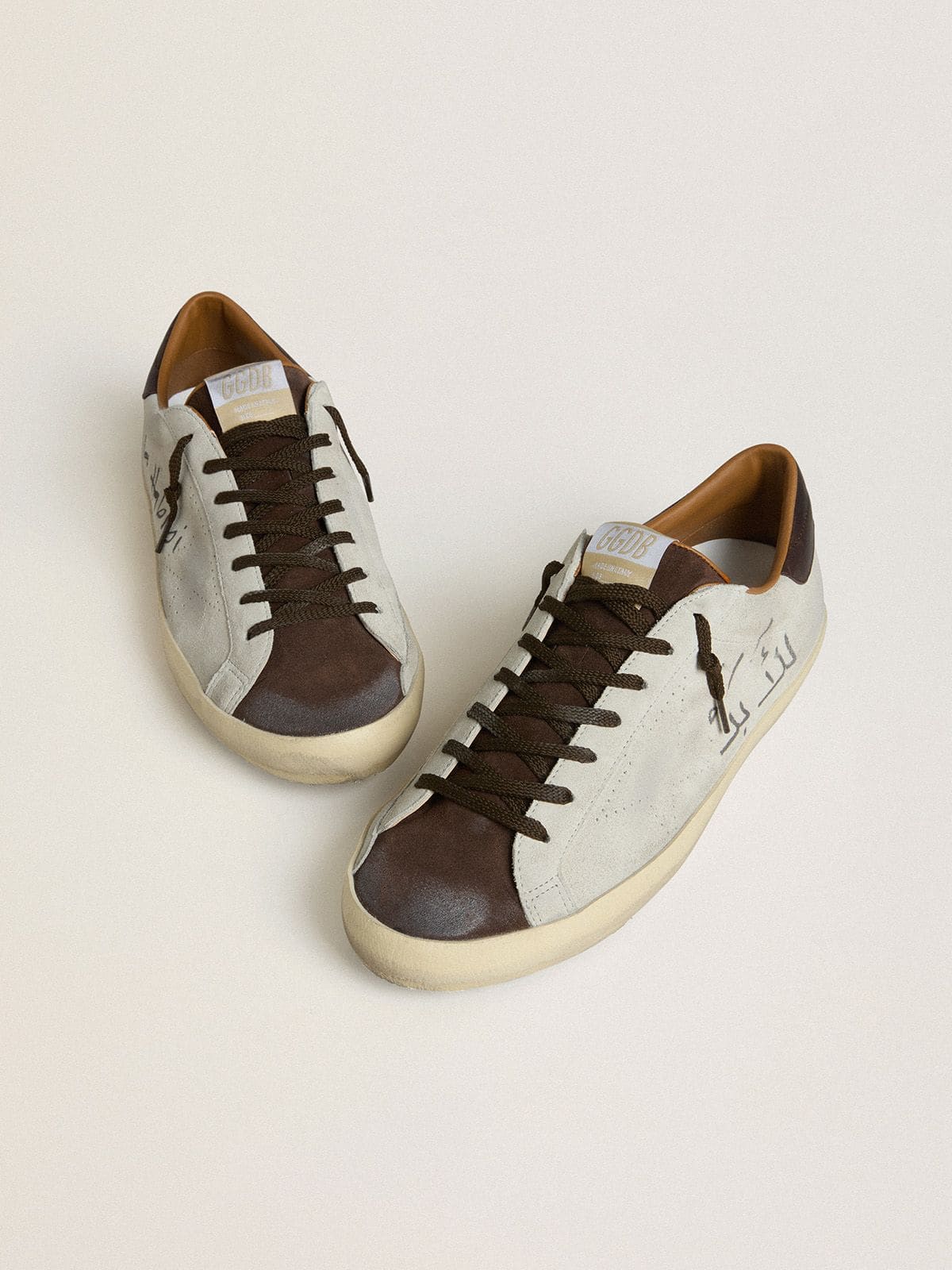 Golden Goose - Super-Star Uomo LTD in suede grigio con stella traforata e linguetta in suede ebano in 