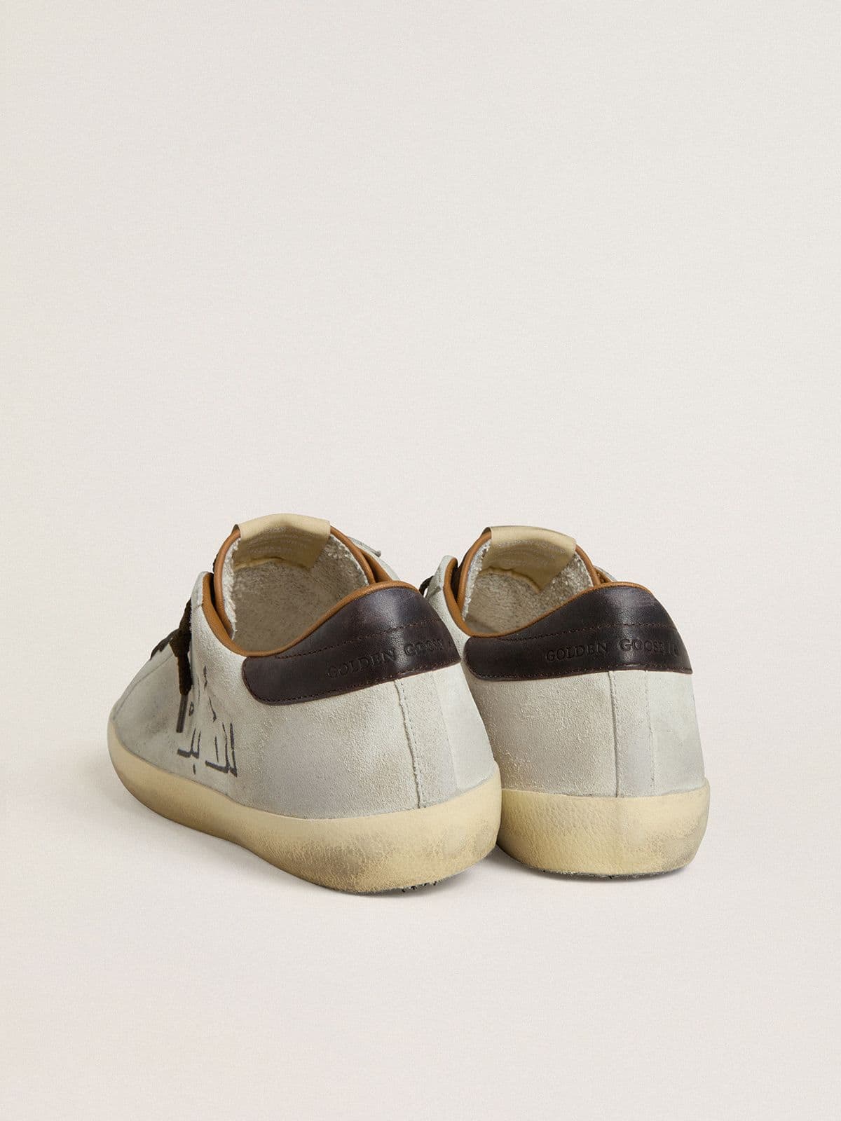 Golden Goose - Super-Star Uomo LTD in suede grigio con stella traforata e linguetta in suede ebano in 