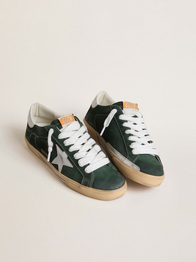 Golden Goose - Super-Star Herren aus gr&uuml;nem Suede mit Lederstern in Silber-Metallic und Lederferse in 