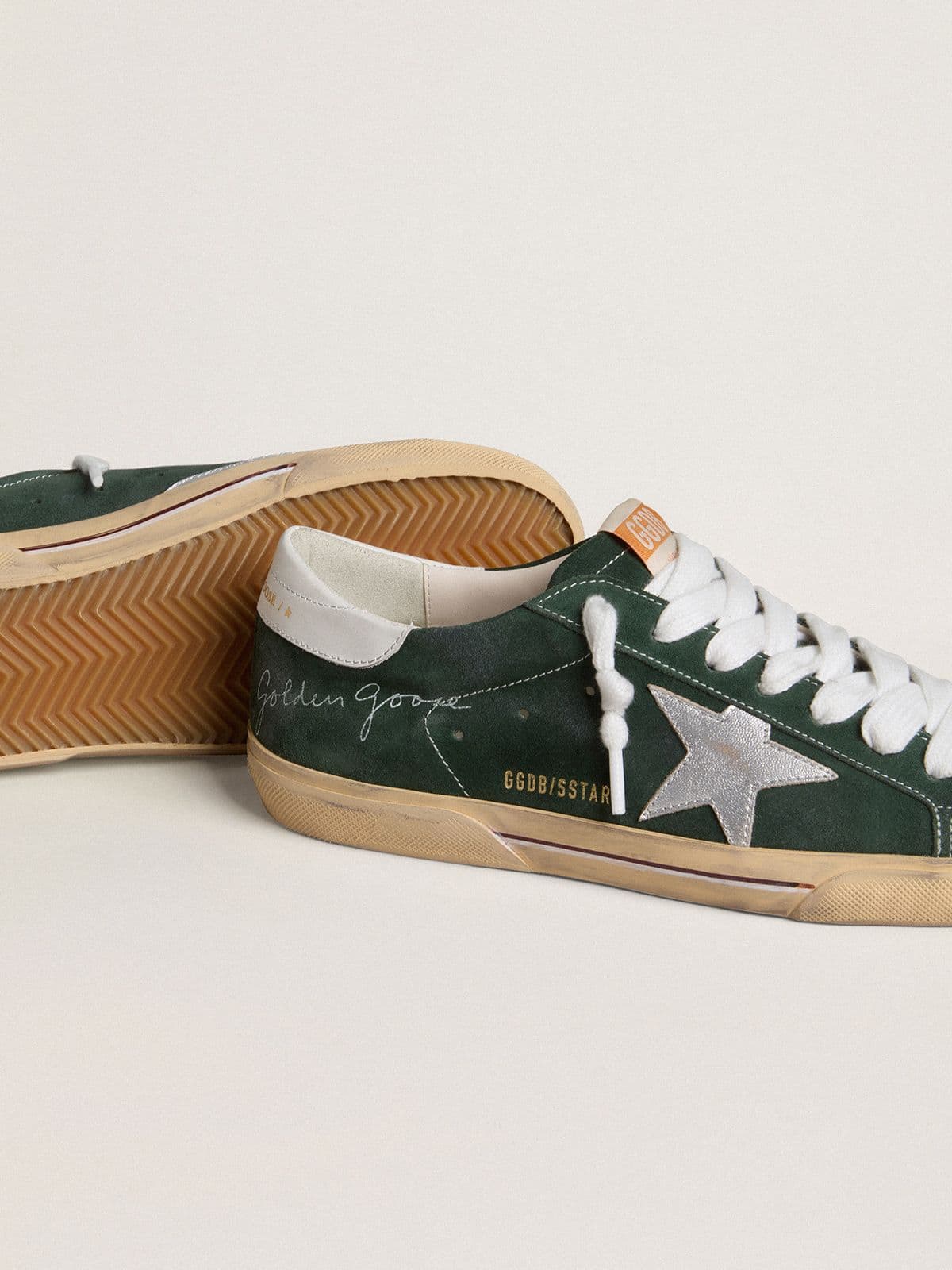 Golden Goose - Super-Star de Hombre de ante verde con estrella de piel laminada plateada y refuerzo del talón de piel in 