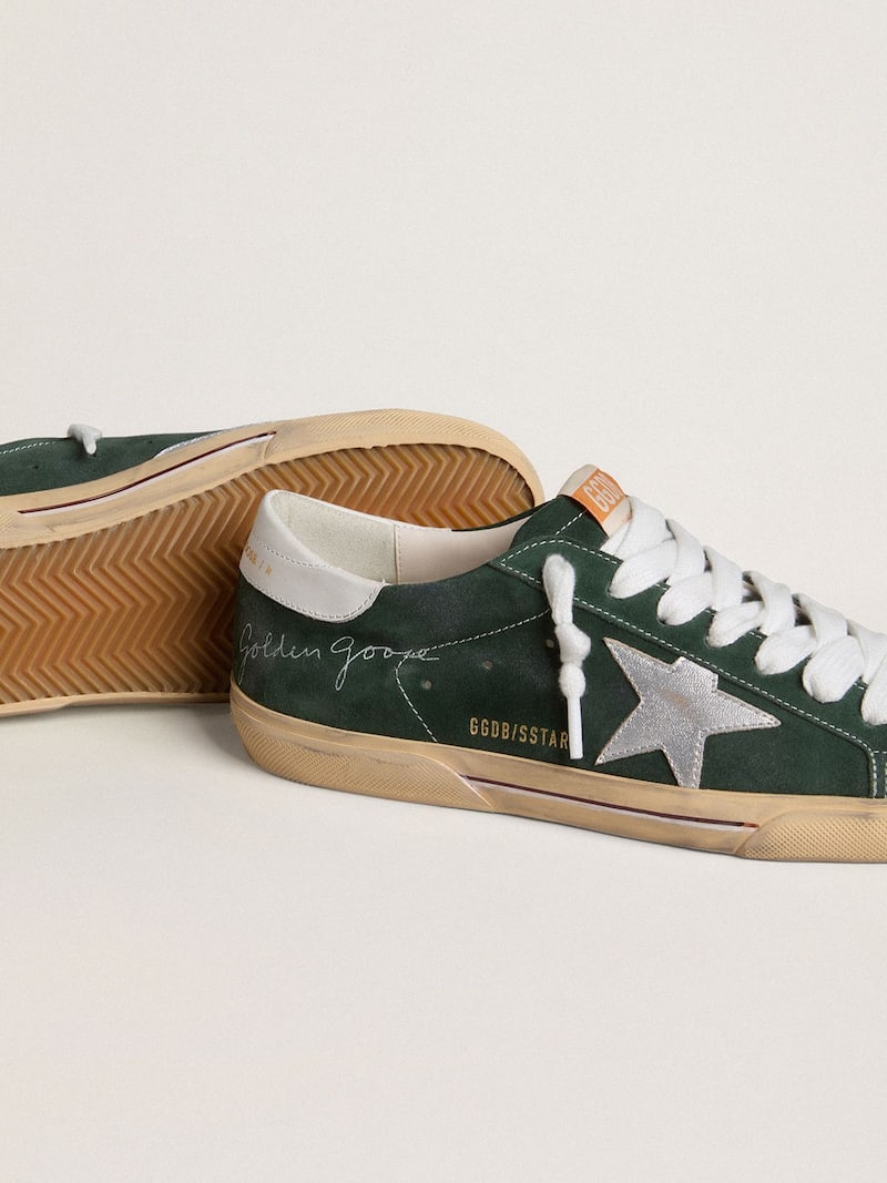 Golden Goose - Super-Star Herren aus gr&uuml;nem Suede mit Lederstern in Silber-Metallic und Lederferse in 