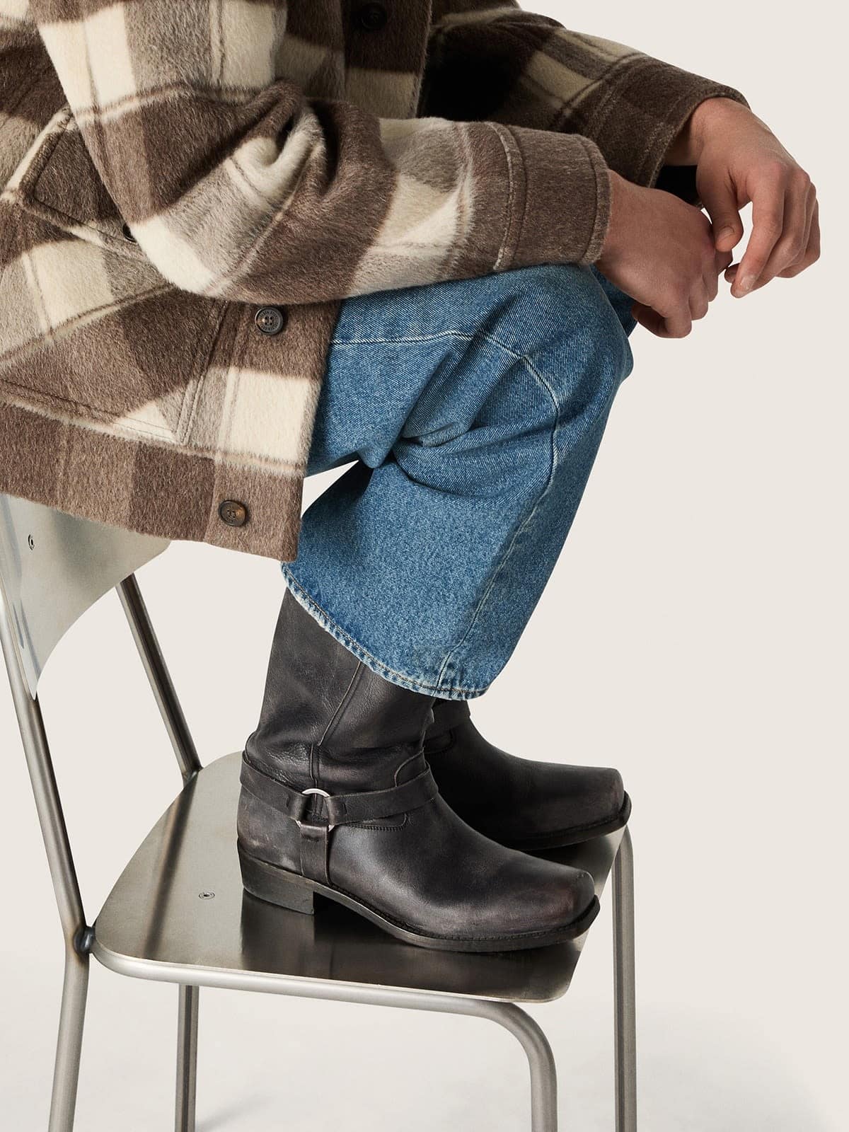 Hoher Bikerstiefel Herren aus schwarzem Leder mit Riemen und silberfarbener Schnalle