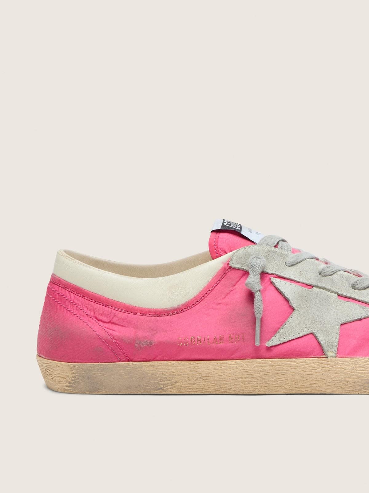 Golden Goose - Super-Star Herren aus neonrosa Nylon mit hellgrauem Raulederstern in 