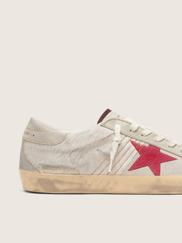 Golden Goose - Super-Star LTD de hombre de piel efecto potro blanco con estrella de ante rojo in 