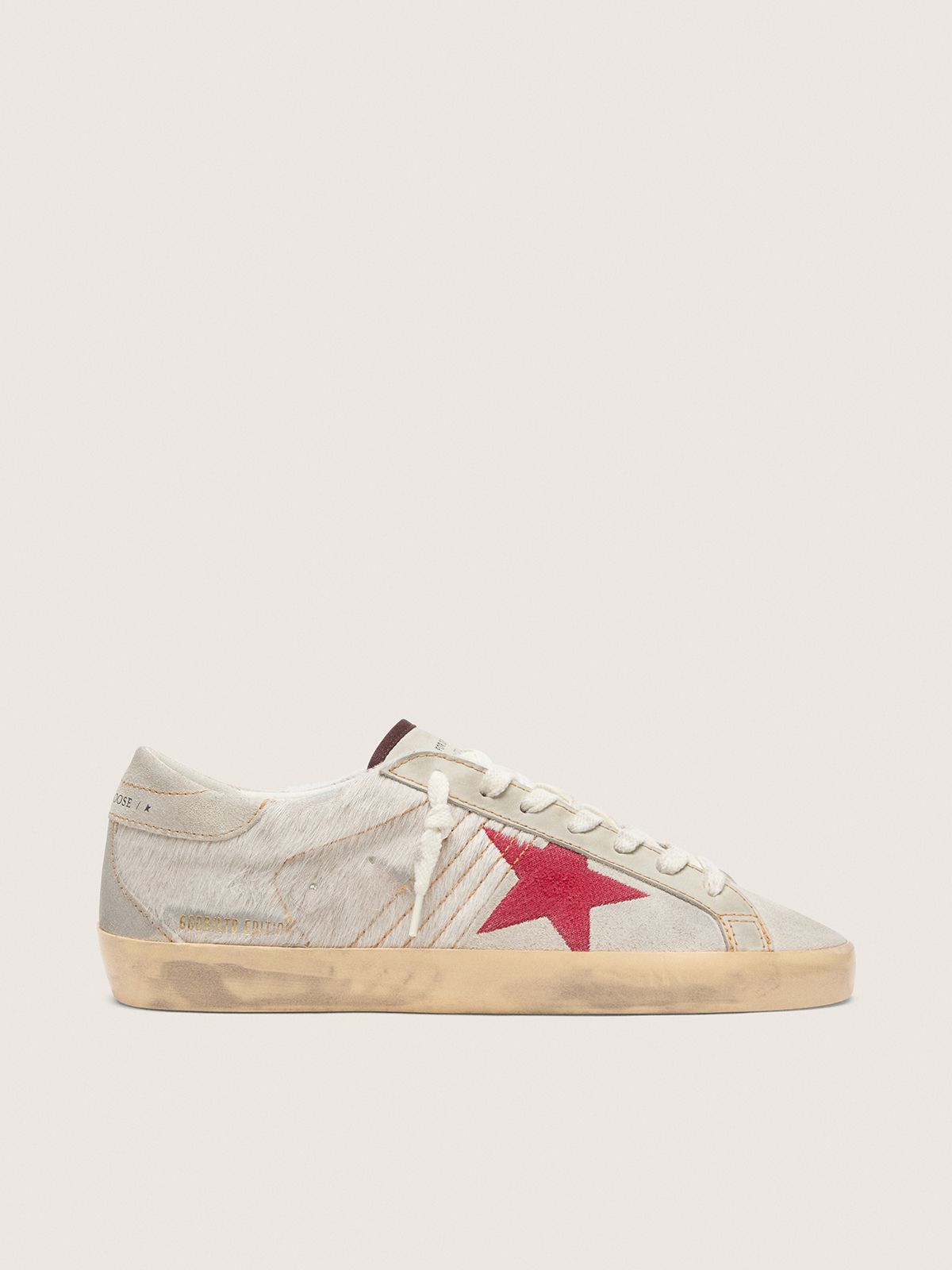 Super-Star LTD homme en cuir façon poulain blanc avec étoile en cuir velours rouge — Golden Goose