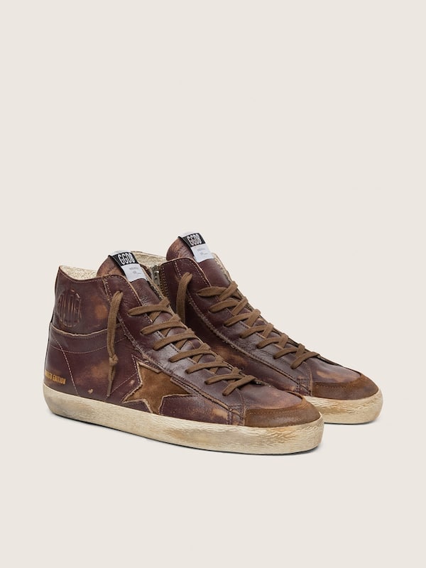 Francy LTD de hombre de piel marr&oacute;n oscuro con estrella beige