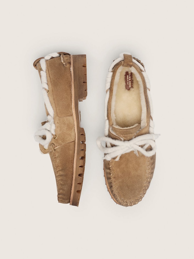 Golden Goose - Mocassin Cruise homme en cuir velours couleur tabac avec double lacet et doublure en peau de mouton retourn&eacute;e
 in 