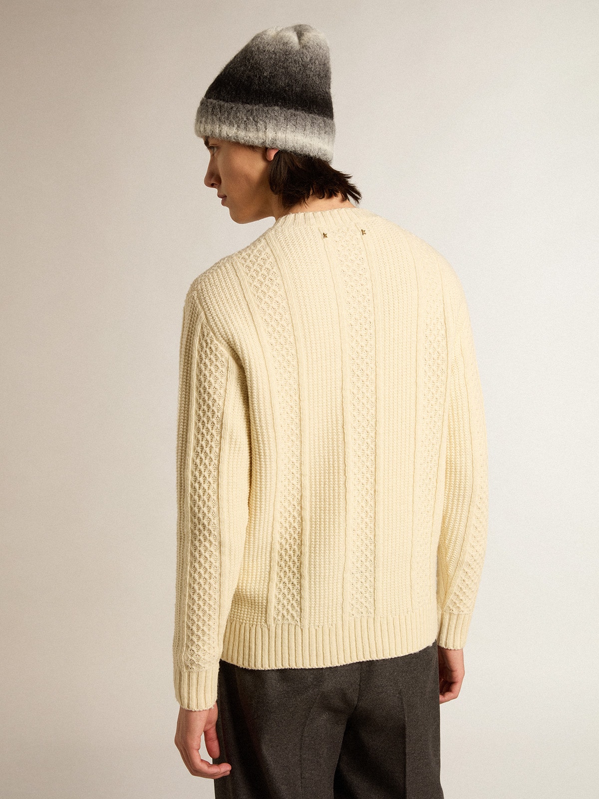 Round-neck sweater in wool with embroidery on the heart