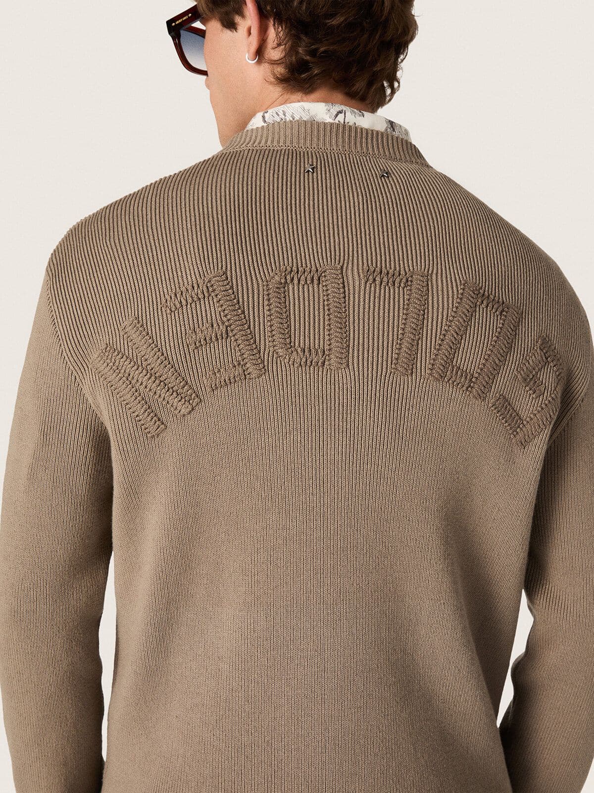 Golden Goose - Herrenpullover aus Bio-Baumwolle in hellem Taupe mit gesticktem Logo in 