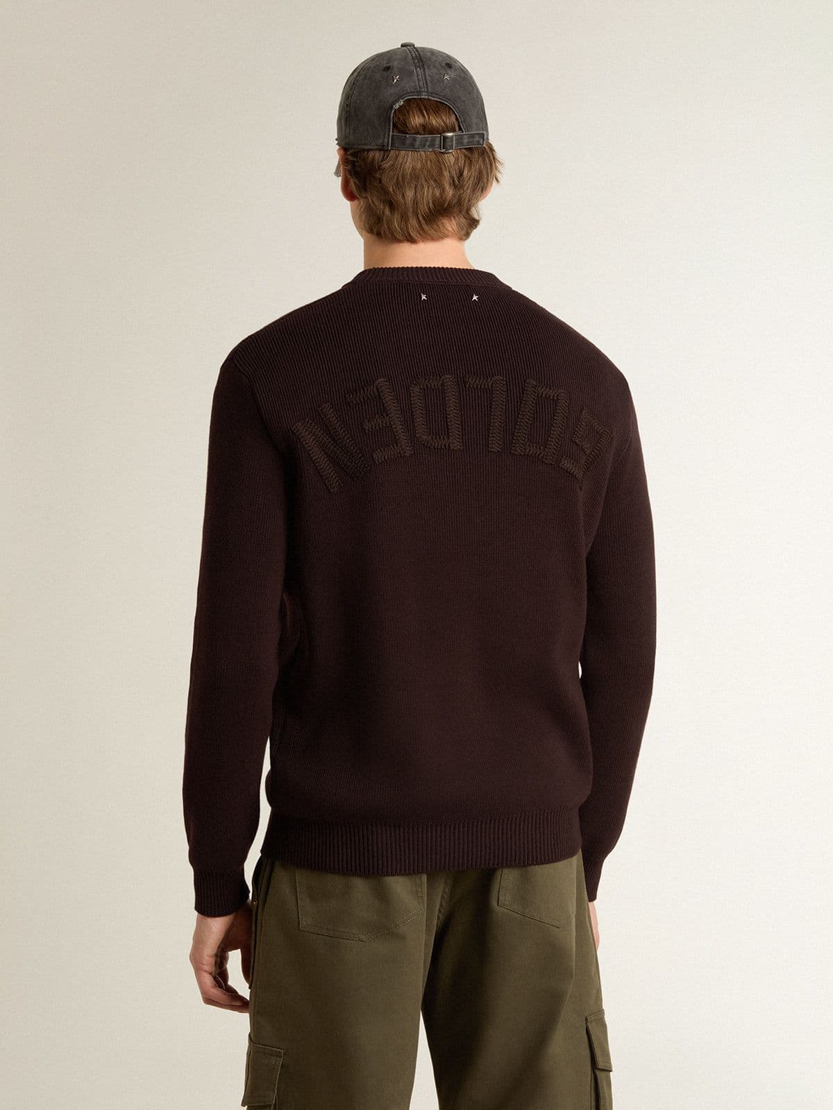 Golden Goose - Maglione girocollo marrone da uomo con scritta 'Golden' sul retro in 