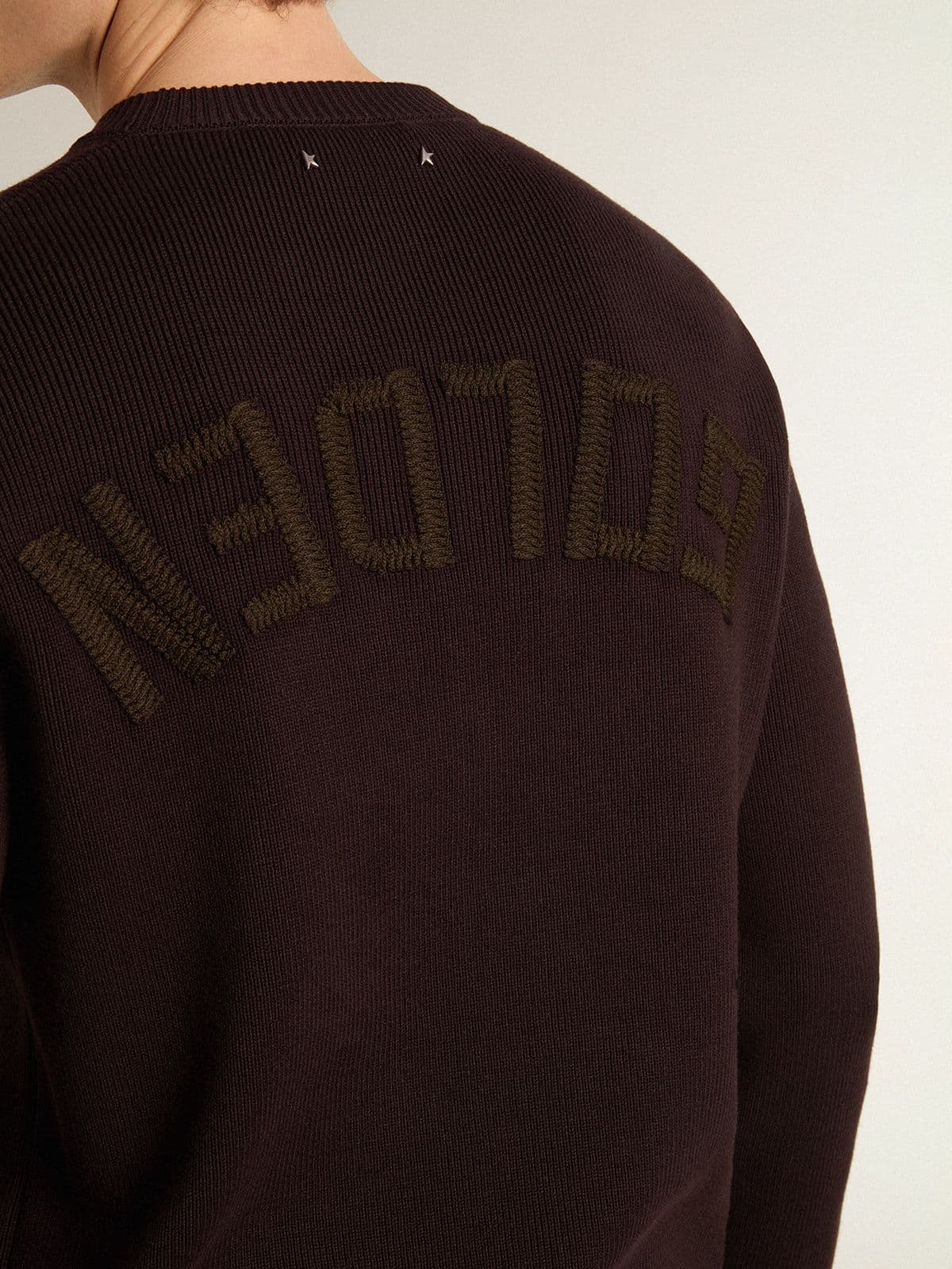 Golden Goose - Maglione girocollo marrone da uomo con scritta 'Golden' sul retro in 