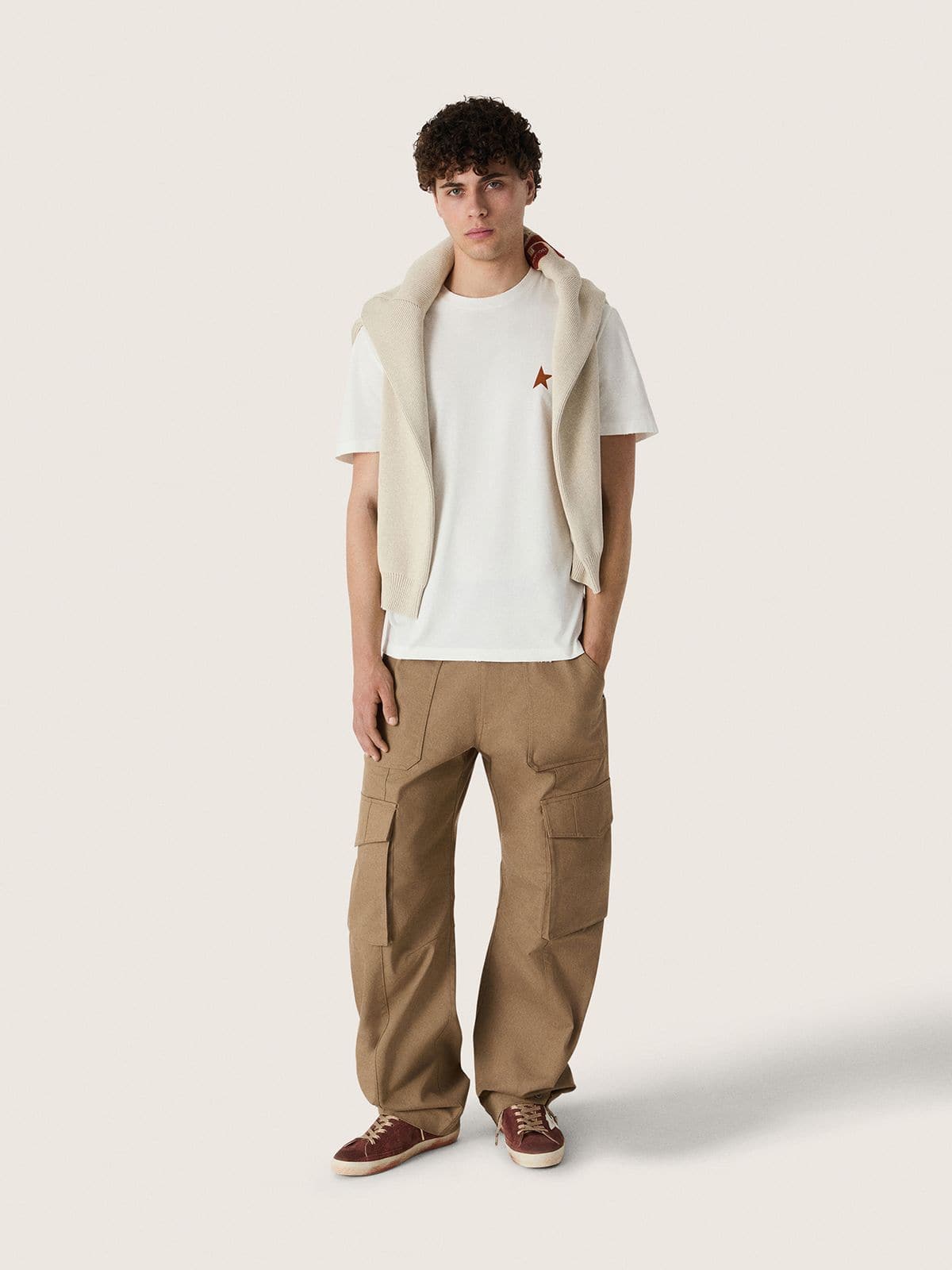 Pull ras-du-cou unisexe en coton beige avec patch sur le devant et logo dans le dos
