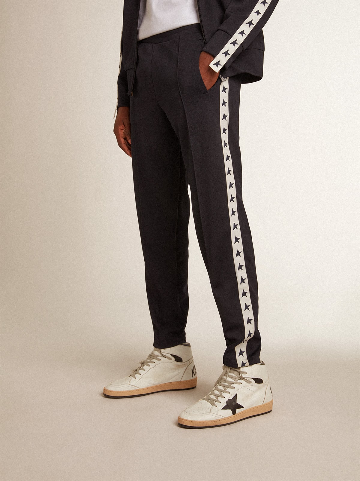 Golden Goose - Pantalon de jogging bleu foncé avec ruban et étoiles contrastées in 