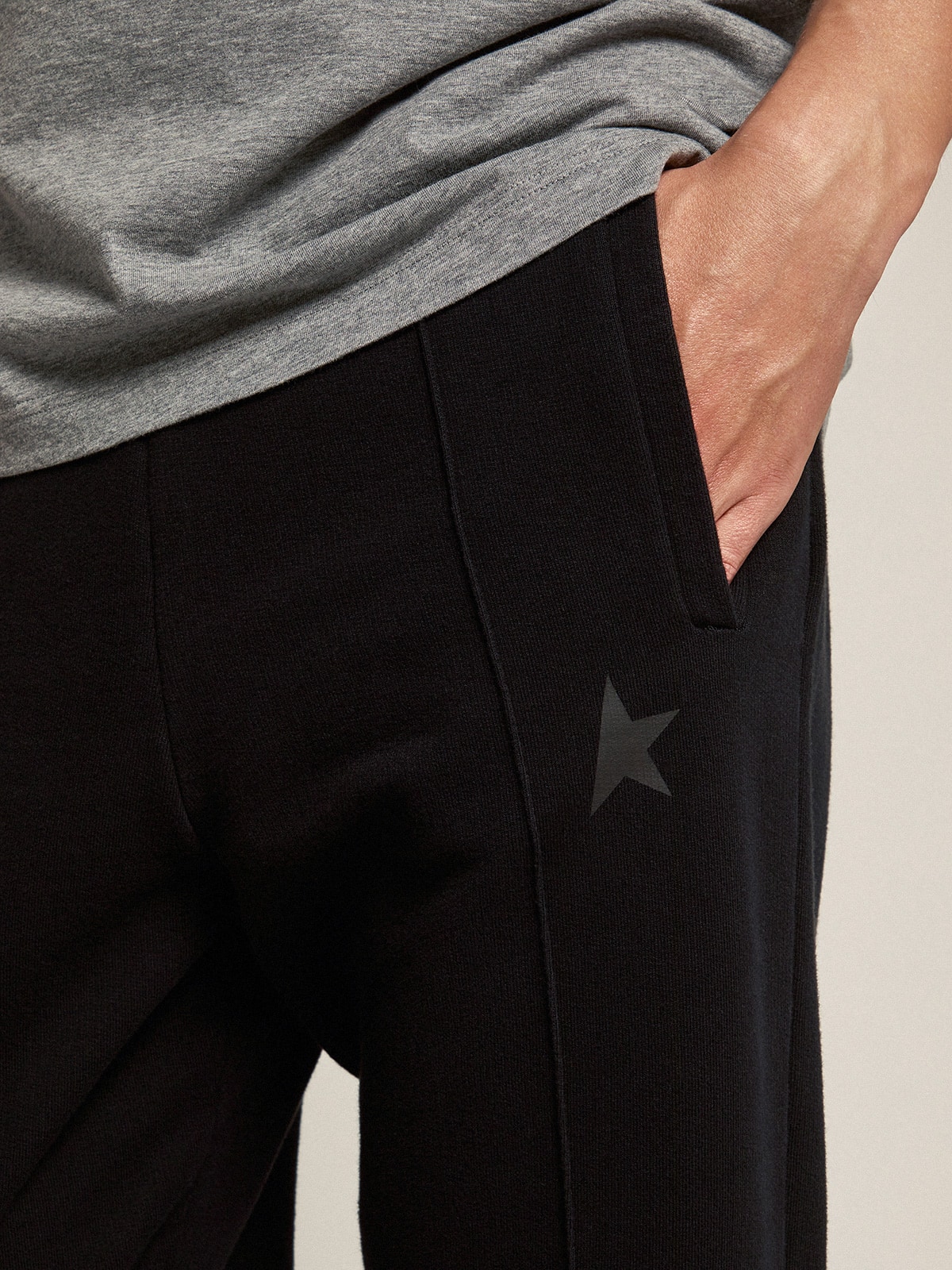 Golden Goose - Pantalone jogging da uomo color nero con stella sul davanti in 