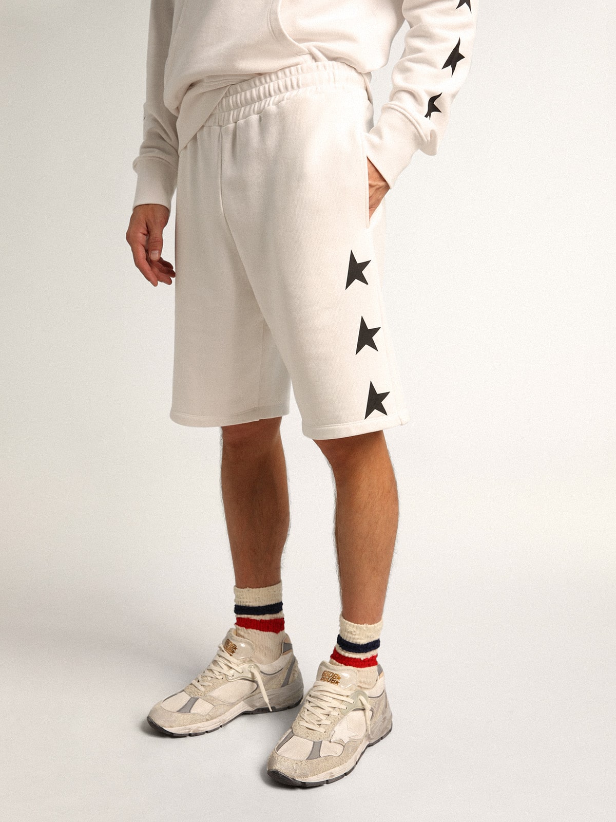 Golden Goose - Weiße Herren-Bermudashorts im Vintage-Stil mit kontrastierenden schwarzen Sternen in 