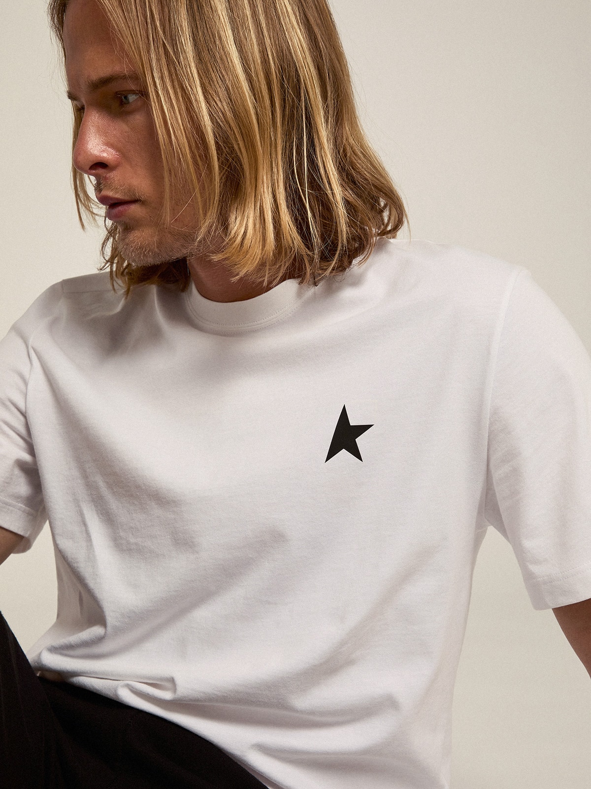 Golden Goose - T-shirt blanc collection Star avec étoile noire sur le devant in 