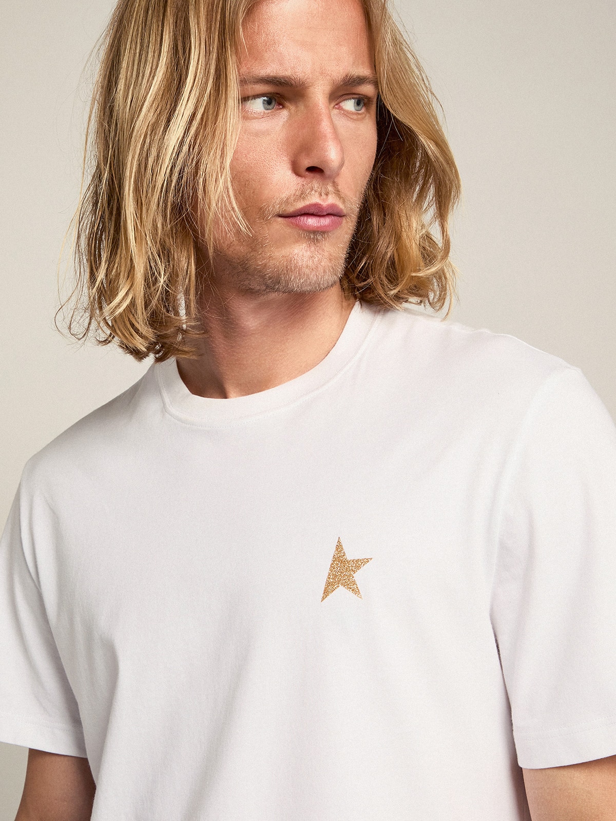 Golden Goose - T-shirt blanc pour homme avec étoile à paillettes dorées sur le devant in 