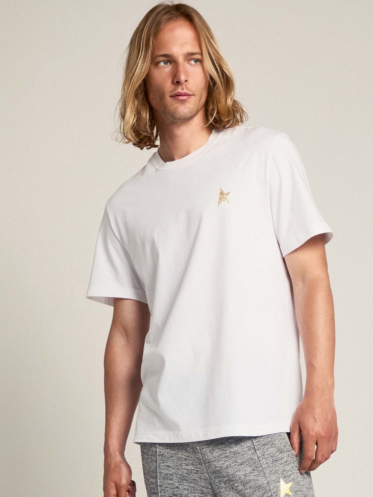 Golden Goose - T-shirt blanc pour homme avec étoile à paillettes dorées sur le devant in 