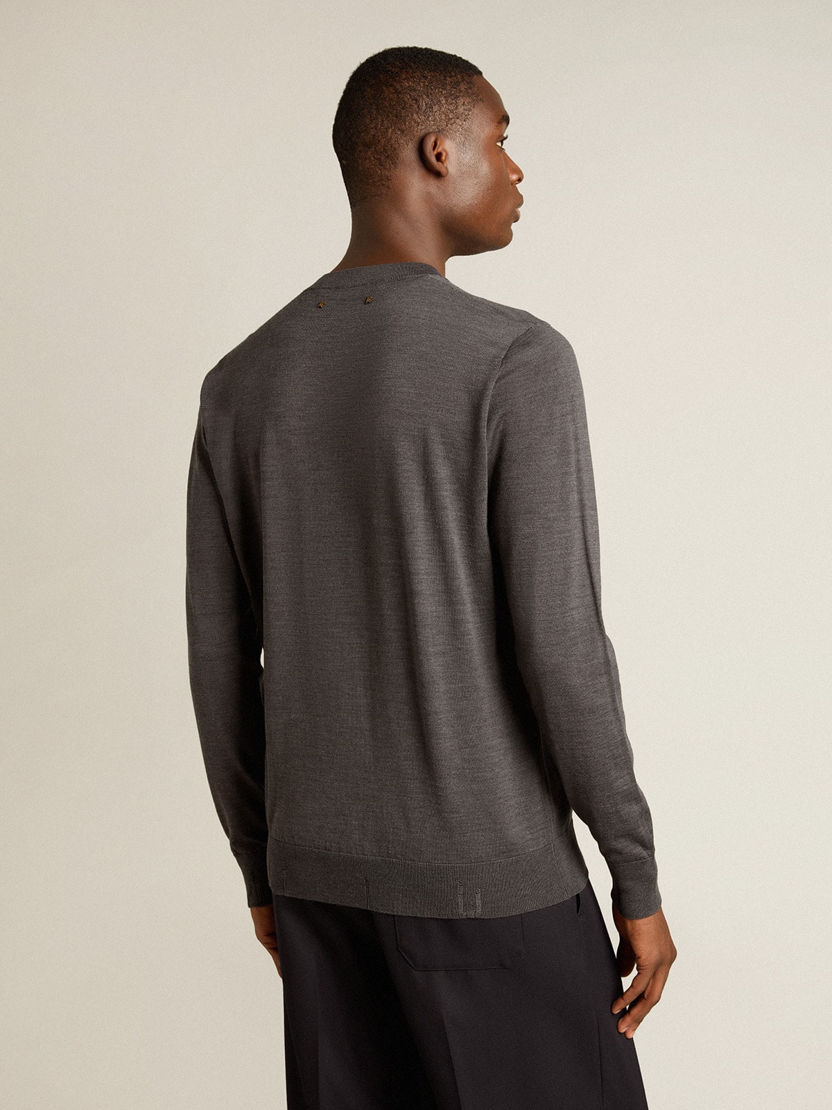 Golden Goose - Maglione girocollo da uomo in lana grigio mélange scuro in 