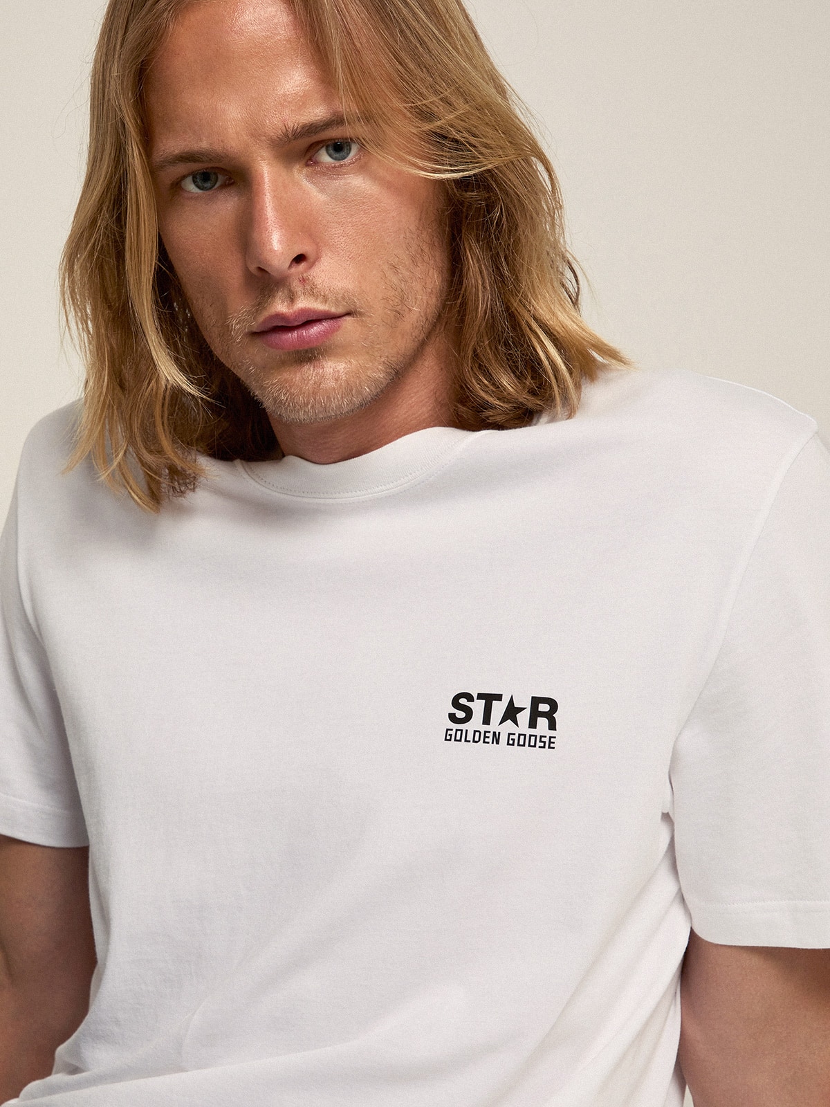 Golden Goose - Camiseta blanca de hombre de la Colección Star con logotipo y estrella de color negro en contraste in 