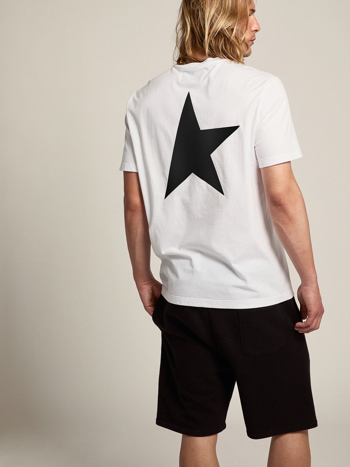 Golden Goose - Weißes Herren-T-Shirt aus der Star Collection mit Logo und Stern in kontrastierendem Schwarz in 