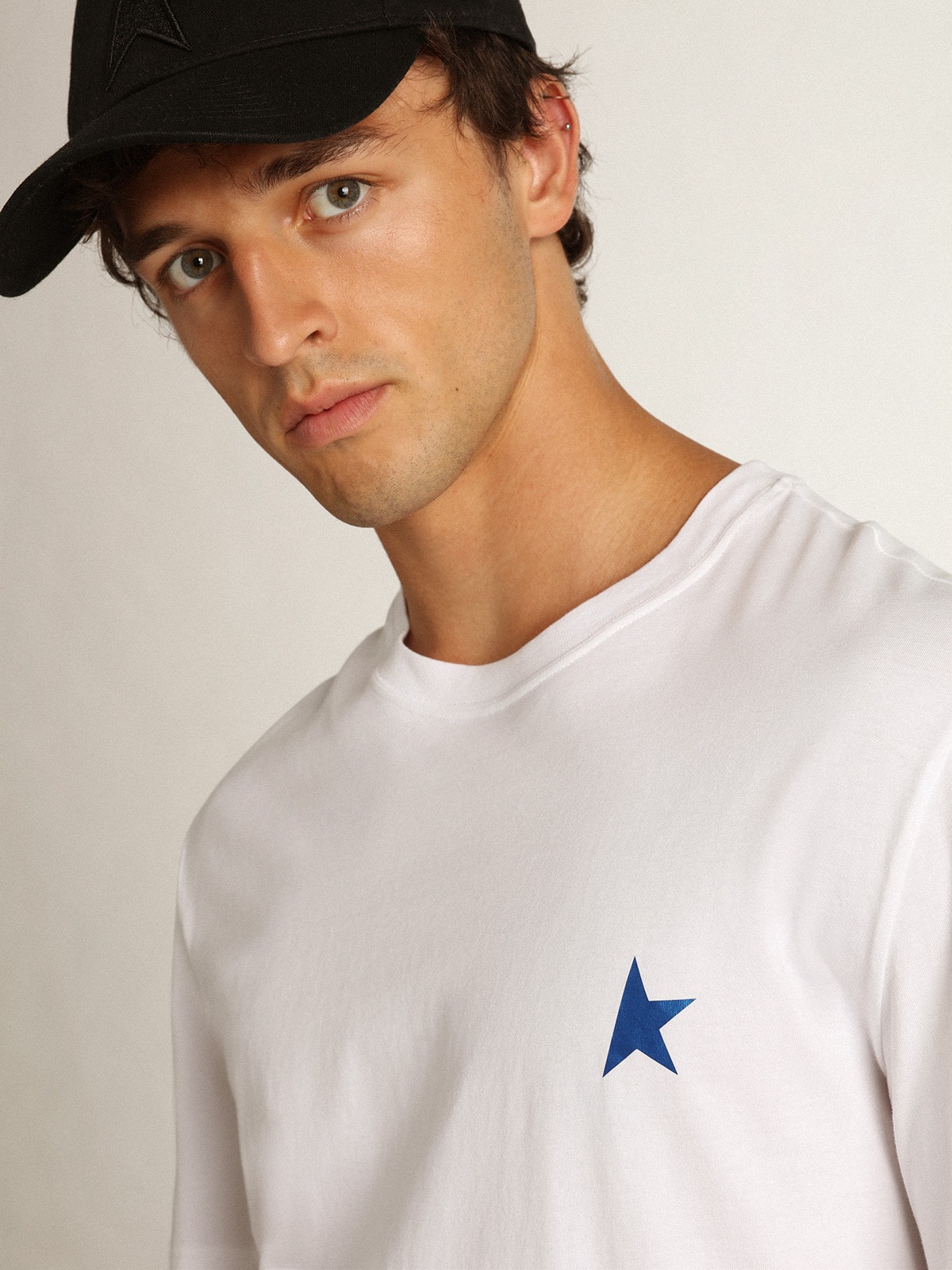 Golden Goose - T-shirt da uomo di colore bianco con stella bluette sul davanti in 