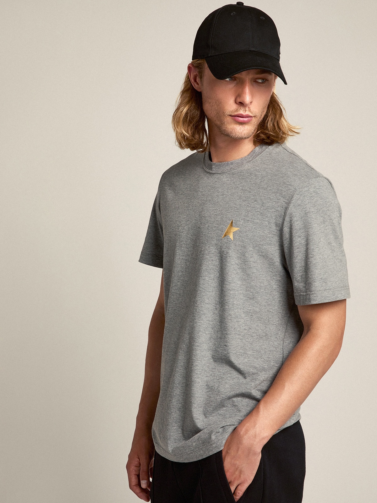 Golden Goose - Grau meliertes Herren-T-Shirt mit goldenem Stern auf der Vorderseite in 